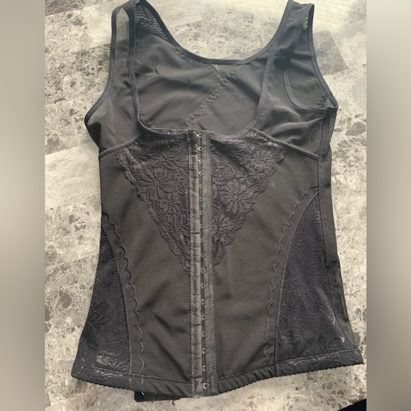 Black corset style shape wear adjustable clasp back size L, brand new condition - Picture 3 of 3